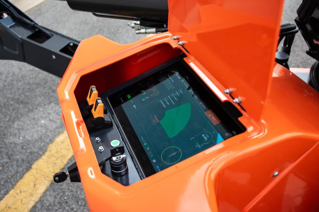Steuerungseinheit des Jekko SPX328 mit Display und Joysticks Detailansicht des Steuerpults vom SPX328 mit Touchscreen und Bedienelementen